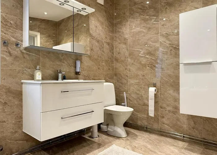 Workers - 7 Bedroom - 15 Beds - 3 Bath