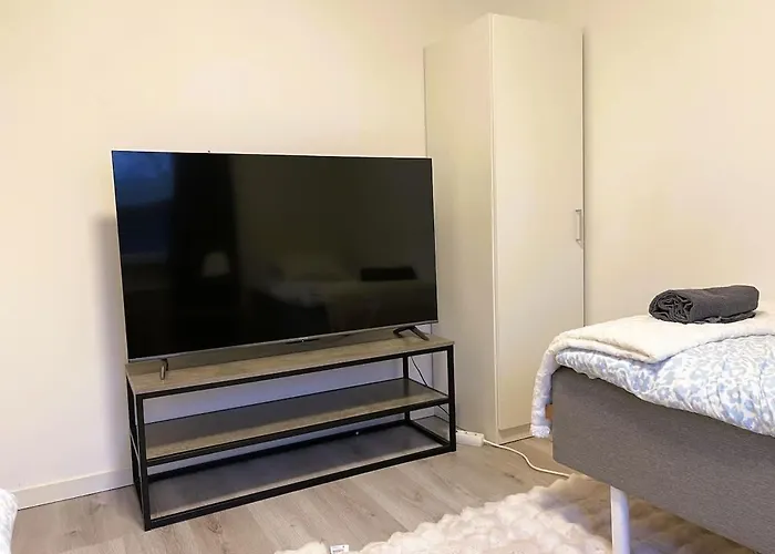 Workers - 4br - 8 Beds - Tv In Every - Parking