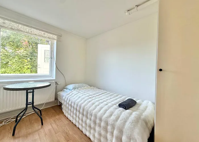 Tatil Evi Workers • 19 Beds • 3 Kitchens • Volvo • Parking Göteborg