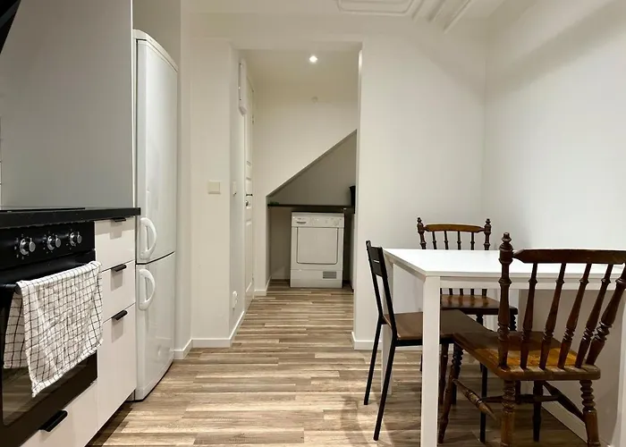 Dom wakacyjny Workers Basement - 3 Bedroom - 6 Beds - 2 Baths - Parking - Volvo *