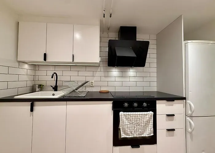 Dom wakacyjny Workers Basement - 3 Bedroom - 6 Beds - 2 Baths - Parking - Volvo Göteborg