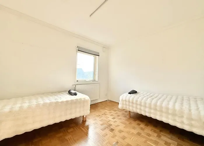 Perfect Workers - 11 Beds - 7 Bedroom - 2 Baths - Volvo Vakantiehuis Gotenburg