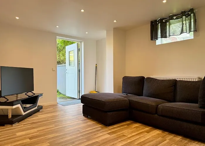 Workers Basement - 3 Bedroom - 6 Beds - 2 Baths - Parking - Volvo * Göteborg