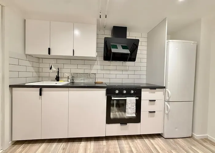 Workers Basement - 3 Bedroom - 6 Beds - 2 Baths - Parking - Volvo Dom wakacyjny *