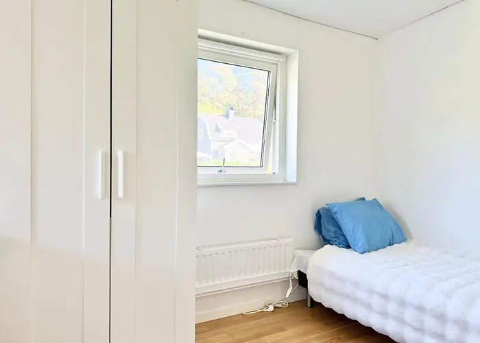 Perfect Workers - 11 Beds - 7 Bedroom - 2 Baths - Volvo