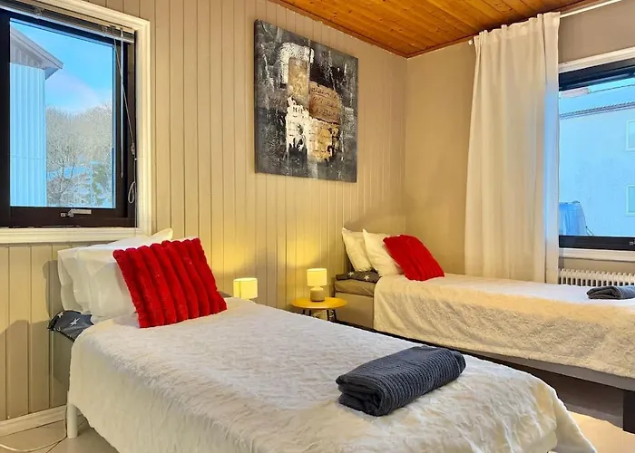 Workers House - 4 Bedroom - 7 Beds - Near Volvo - Desks * ヨーテボリ