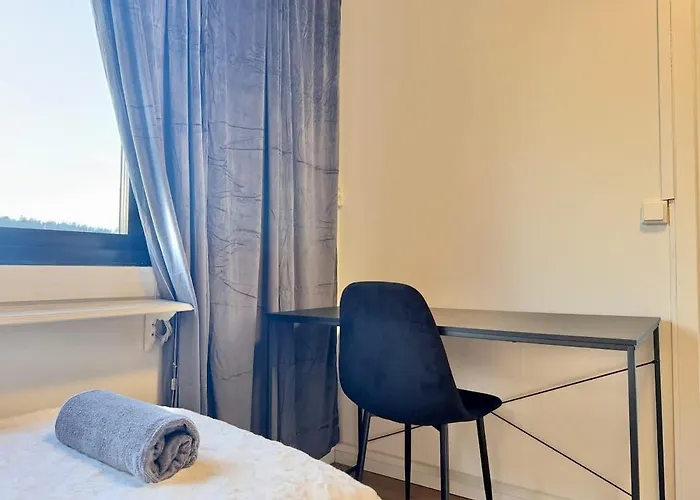 Workers House - 4 Bedroom - 7 Beds - Near Volvo - Desks *