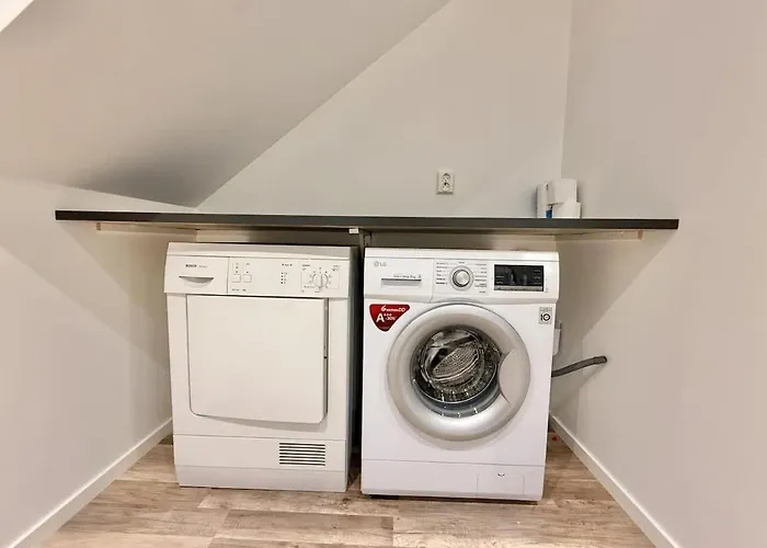 Workers Basement - 3 Bedroom - 6 Beds - 2 Baths - Parking - Volvo Dom wakacyjny Göteborg