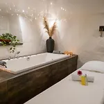 Otel Treetop Hangout &