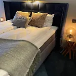 Otel Treetop Hangout &