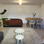 Διαμέρισμα Spacious & Affordable Stay, 8 Sleeps With Garden! *