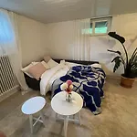 Spacious & Affordable Stay, 8 Sleeps With Garden! Διαμέρισμα Γκέτεμποργκ