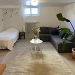 Διαμέρισμα Spacious & Affordable Stay, 8 Sleeps With Garden! Γκέτεμποργκ