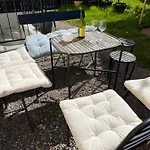 Spacious & Affordable Stay, 8 Sleeps With Garden! Διαμέρισμα