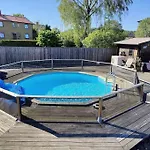 With Pool Close To Βίλα *