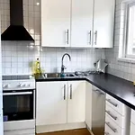 Апартаменты Near Volvo With Parking Гётеборг