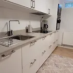 Two Bedroom Modern Near Volvo Cars 아파트 예테보리