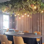 Otel Treetop Hangout &