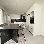 Workers - 2 Bath - 9 Beds - Parking *