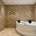 Workers - 7 Bedroom - 15 Beds - 3 Bath *