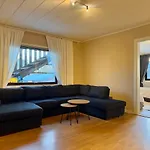 Workers House - 4 Bedroom - 7 Beds - Near Volvo - Desks * 哥德堡