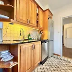 6 Beds - 4 Bedroom - For Workers - Volvo - Parking *