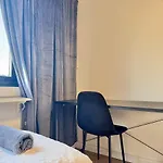 Workers House - 4 Bedroom - 7 Beds - Near Volvo - Desks *