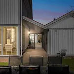 Workers - 7 Bedroom - 15 Beds - 3 Bath *