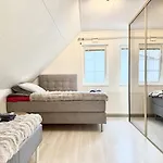 Workers - 7 Bedroom - 15 Beds - 3 Bath Сasa de vacaciones Gotemburgo