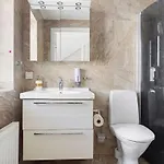 Workers - 7 Bedroom - 15 Beds - 3 Bath