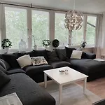 Apartamento Rymligt Och Haerligt Radhus I