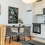 Apartment Convenient Duplex In With Privacy & Comfort