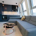 Floor With Rooftop, 1br In Great Location *