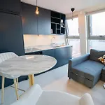 Floor With Rooftop, 1br In Great Location *