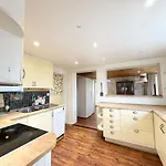 Workers - 8 Beds - Free Parking - Near Volvo