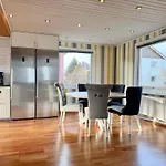Workers - 4br - 8 Beds - 2 Kitchens - Volvo Casa vacanze Goteborg