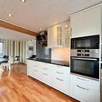 Workers - 4br - 8 Beds - 2 Kitchens - Volvo