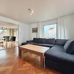 Workers - 4br - 8 Beds - 2 Kitchens - Volvo Goteborg