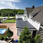 Treetop Hangout & 3*