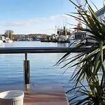La Mare Botel