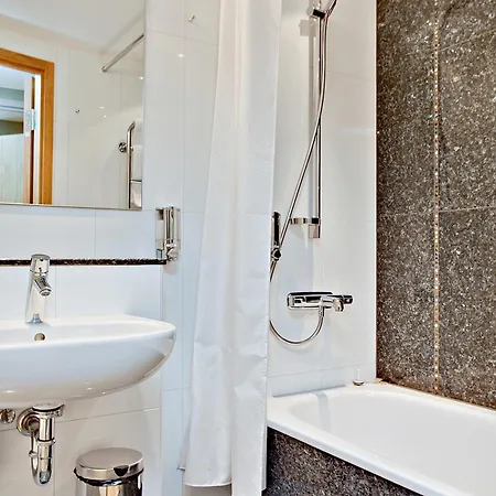 Western Arena Hotell 3*