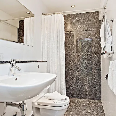 Western Arena Otel 3*