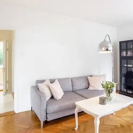 Apartment I Ett Lugnt Och Centrumnara Villaomrade *