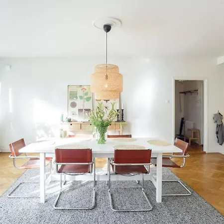 I Ett Lugnt Och Centrumnara Villaomrade Apartment