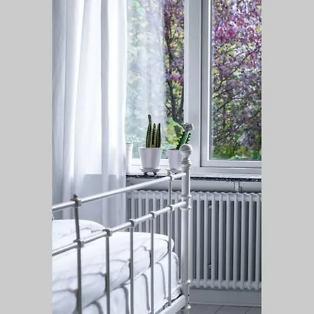 Apartment I Ett Lugnt Och Centrumnara Villaomrade