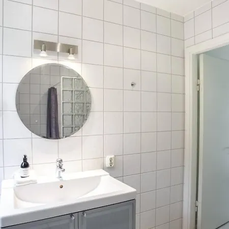 I Ett Lugnt Och Centrumnara Villaomrade Apartment