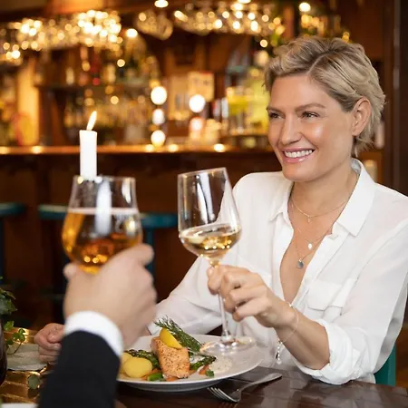 Treetop Hangout & فندق غوتنبرغ