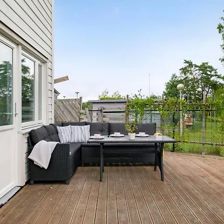 Large Family In With Garden Semesterbostad *
