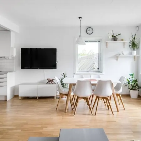 בית נופש Large Family In With Garden *