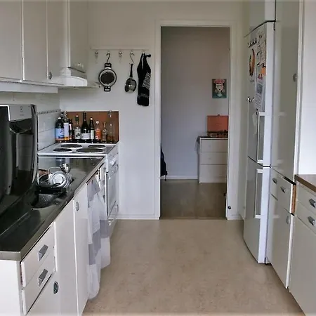 Spacious Flat With Balcony In Central & Hip Area * גטבורג